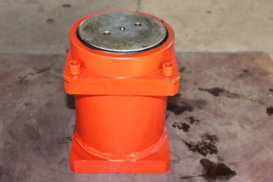 點(diǎn)擊查看詳細(xì)信息<br>標(biāo)題：150掘進(jìn)機(jī)漲緊油缸 閱讀次數(shù)：2771